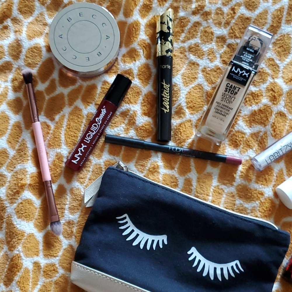 Makeup bundle - Picture 2 of 3